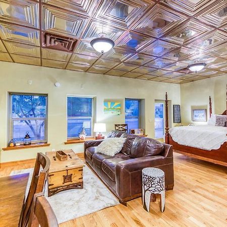 The Lovemore Inn~Hot Tub~Cheerful Carriage Home Delta Exterior foto