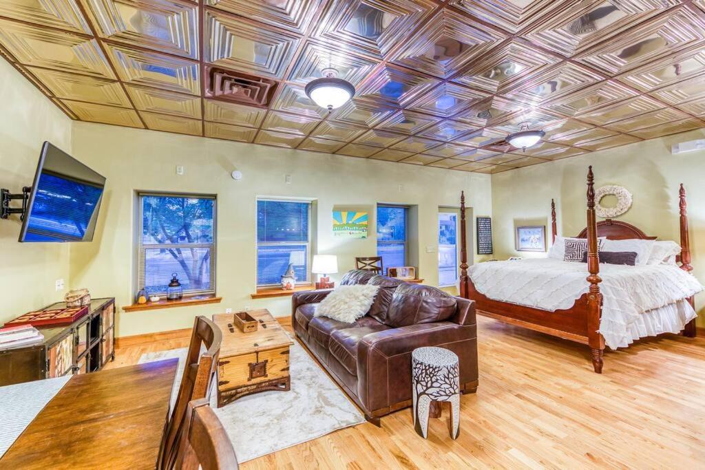 The Lovemore Inn~Hot Tub~Cheerful Carriage Home Delta Exterior foto